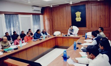 राज्य सरकार के 4 वर्षो के विकास कार्यों और फ्लैगशिप स्कीम्स की विधानसभावार रिपोर्ट बनाकर 8×4 की फ्लैक्सी स्टैंड सहित 20 दिसंबर तक सूचना एवं जनसंपर्क कार्यालय में पहुंचाना सुनिश्चित करें - जिला कलेक्टर