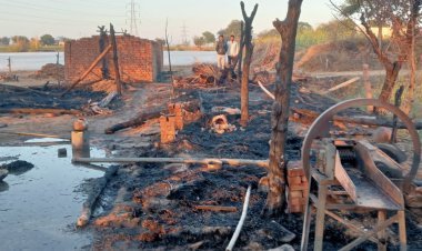 अज्ञात कारणों से दो मकानों में लगी आग, आशियाना जलकर हुआ राख