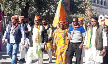 जन आक्रोश यात्रा में अपनी ही पार्टी के नेताओं पर सवाल उठाते नेता..