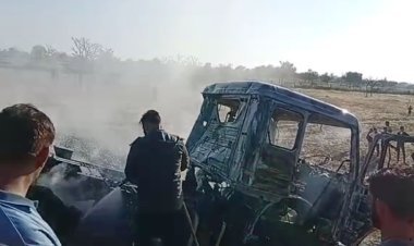 22 चक्का डंफर में लगी आग, दमकलकर्मियों ने पाया काबू