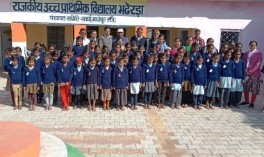 स्वेटर वितरण के बाद विद्यार्थियों के खिले चेहरे