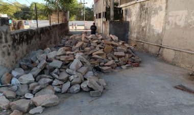 बीच सडक़ पर पत्थर डाल कर बंद कर दिया आम रास्ता आने जाने वाले सालासर यात्रियों को परेशानियों का सामना करना पड़ रहा है।