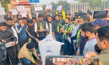 शिक्षक भर्ती परीक्षा के पेपर होने आरआर एल पी का धरना