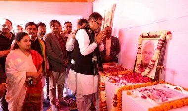 प्रधानमंत्री श्री नरेन्द्र मोदी के मन की बात कार्यक्रम को भाजपा प्रदेश अध्यक्ष डॉ. सतीश पूनियां ने आमजन और कार्यकर्ताओं के साथ आमेर शहर में सुना .................... सतीश पूनियां ने पूर्व प्रधानमंत्री भारत रत्न स्वर्गीय अटल बिहारी वाजपेयी को श्रद्धांजलि अर्पित की, अजेय योद्धा महाराजा सूरजमल के बलिदान दिवस पर नमन किया