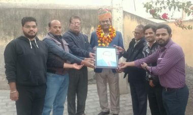 सहायक निदेशक पद पर पदोन्नत होनें पर ग्रामीणों ने किया सम्मान