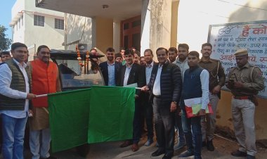 कलेक्ट्रेट परिसर में सांसद सुखबीर सिंह जौनपुरिया ने ऑटो टिपर को दिखाई हरी झंडी