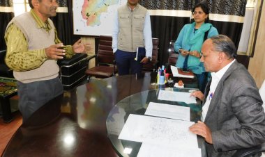 दूसरी बार प्रस्तुत होकर संभागीय आयुक्त को चिरंजीव योजना का लाभ नहीं मिलने की शिकायत