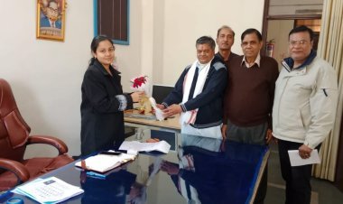 आई.ए.एस.अधिकारी का किया स्वागत