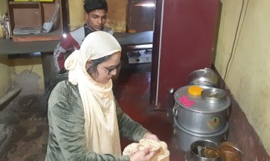 स्कूटी लेकर इंदिरा रसोई पहुंची सभापति को नहीं मिली रोटी.. 