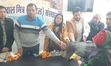 100 जरूरतमंद महिलाओं को कम्बल वितरित