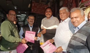 नीमकाथाना जिला बनाने की मांग को लेकर जिला बनाओ संघर्ष समिति ने बांटे पीले चावल