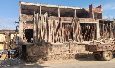 नगरपालिका रोक के बाद भी सड़क सीमा में निर्माण कार्य चालू।