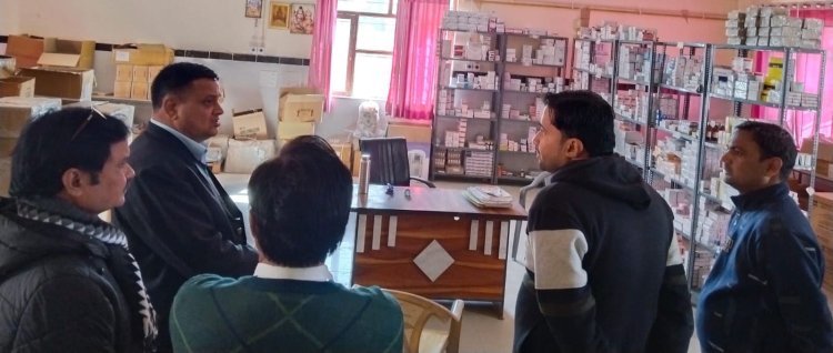 मुख्य चिकित्सा एवं स्वास्थ्य अधिकारी ने किया आकस्मिक निरीक्षण