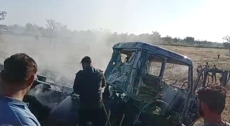22 चक्का डंफर में लगी आग, दमकलकर्मियों ने पाया काबू