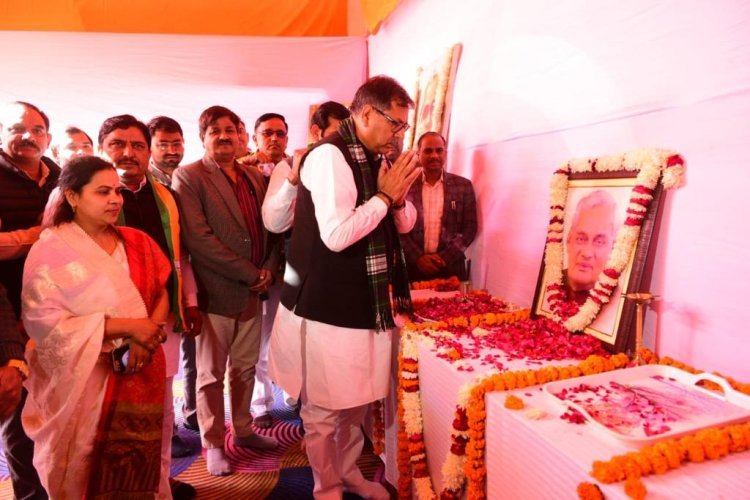 प्रधानमंत्री श्री नरेन्द्र मोदी के मन की बात कार्यक्रम को भाजपा प्रदेश अध्यक्ष डॉ. सतीश पूनियां ने आमजन और कार्यकर्ताओं के साथ आमेर शहर में सुना .................... सतीश पूनियां ने पूर्व प्रधानमंत्री भारत रत्न स्वर्गीय अटल बिहारी वाजपेयी को श्रद्धांजलि अर्पित की, अजेय योद्धा महाराजा सूरजमल के बलिदान दिवस पर नमन किया