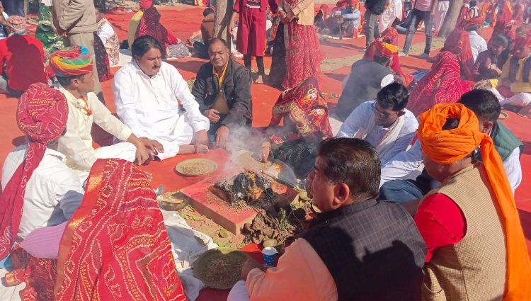 सर्वोदय वाटिका में 581 जोड़ों का विशाल सामाजिक समरसता महायज्ञ समारोहपूर्वक सम्पन , नावाँ के पूर्व विधायक विजयसिंह चौधरी,परबतसर पूर्व विधायक मानसिंह ने दी महायज्ञ में आहुतियां
