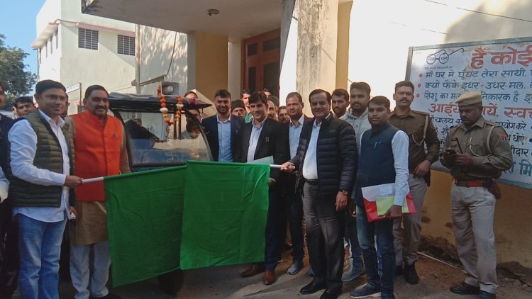 कलेक्ट्रेट परिसर में सांसद सुखबीर सिंह जौनपुरिया ने ऑटो टिपर को दिखाई हरी झंडी