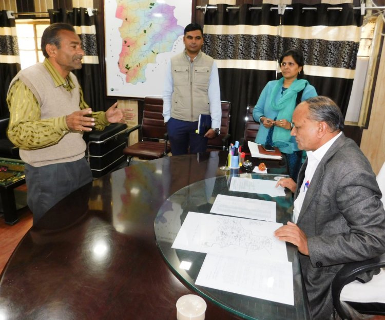 दूसरी बार प्रस्तुत होकर संभागीय आयुक्त को चिरंजीव योजना का लाभ नहीं मिलने की शिकायत
