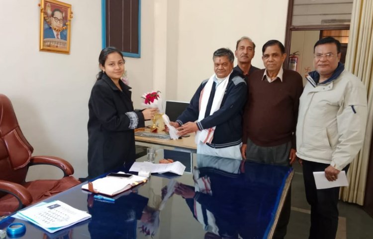 आई.ए.एस.अधिकारी का किया स्वागत