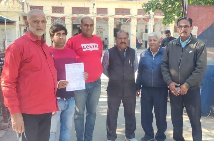 जिला व्यापार महासंघ ने व्यापारी के साथ हुई ठगी के विरोध में सौंपा ज्ञापन