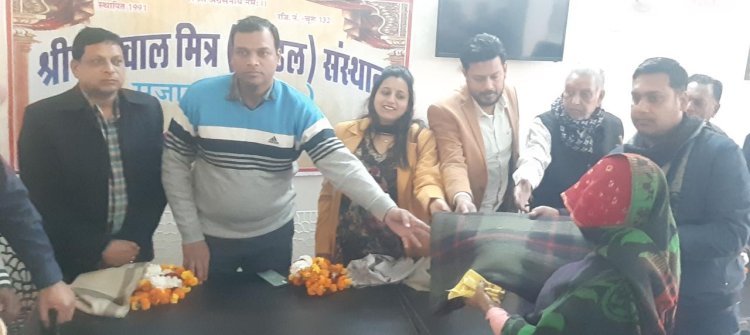 100 जरूरतमंद महिलाओं को कम्बल वितरित