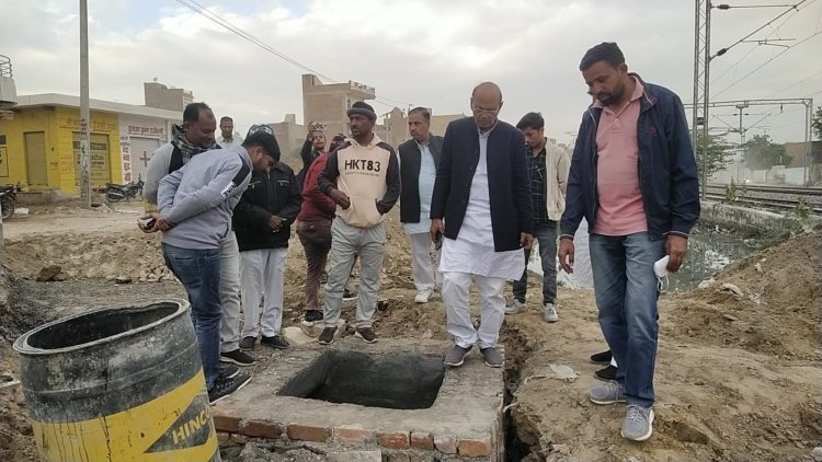 रामनगर बास के पानी निकासी की वर्षों पुरानी समस्या का हुआ निदान, पालिका अध्यक्ष राजकरण चौधरी ने किया निरीक्षण