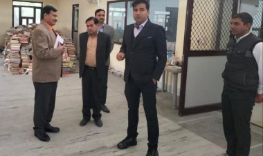 जिला कलक्टर ने जिला पुस्तकालय का निरीक्षण कर व्यवस्थाओं का लिया जायजा 