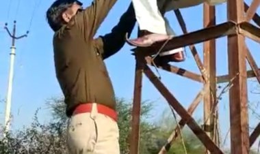 बिजली समस्या से परेशान किसानों ने चूरु सड़क पर लगाया जाम, विद्युत पोल के टावर पर चढ़कर जताया आक्रोश