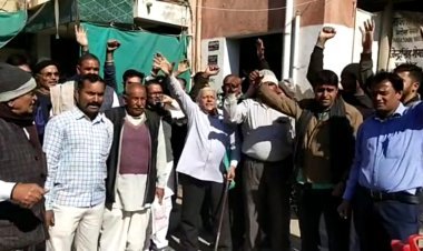 मंदिर की भूमि पर भूमाफियाओं द्वारा कब्जा करने के विरोध में पुजारी परिवार ने तहसीलदार को सौंपा ज्ञापन