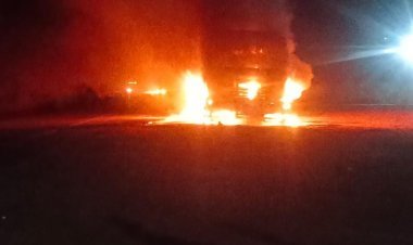 खडे ट्रेलर में शोर्ट सर्किट से लगी आग कोई जन हानि नहीं