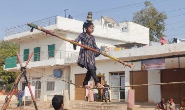 पापी पेट के लिए जान जोखिम में डाल कर रस्सी पर करतब दिखाने को मजबूर मासूम