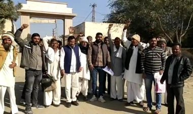 ग्रामीणों ने विद्युत समस्या को लेकर उपखंड कार्यालय पर प्रदर्शन कर उपखंड अधिकारी को सौंपा ज्ञापन