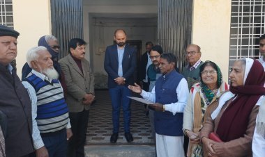 Pensioners Forum submitted memorandum to SDM Meena regarding their demands.