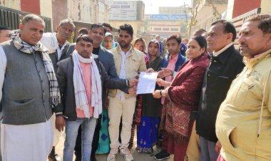 नो सूत्रीय मांगों को पूरा करने के लिए सौपा ज्ञापन 