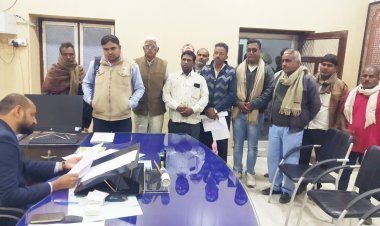 लीज धारक द्वारा अवैध बजरी दोहन को लेकर ग्रामीणों ने एसडीएम मीणा को ज्ञापन सौंपा! 