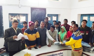 सफाई कर्मचारियों को पार्षद माली ने वितरण किए गर्म कोट