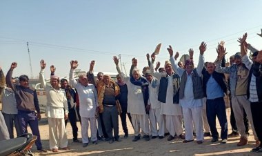 धड़सीसर जीएसएस के आगे 13 गांवों के किसानों ने लगा रखा है सात दिनों से अनिशितकालीन धरना, कम वोल्टेज व बिजली कटौती से चार फीडर के 1420 कृषि कनेक्शन हो रहे हैं प्रभावित