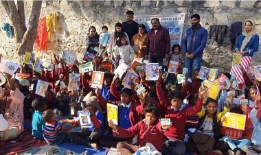 फुटपाथ पाठशाला के निराश्रित बच्चों को किया स्टेशनरी वितरण