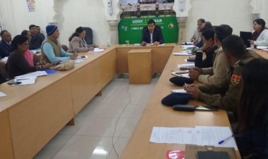 जिला कलक्टर की अध्यक्षता में विभागों की समीक्षा बैठक हुई आयोजित