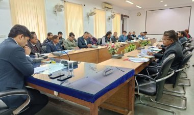 जिला कलक्टर सुरेश कुमार ओला की अध्यक्षता में सोमवार को कलेक्ट्रेट सभागार मंे पानी, बिजली, सड़क, चिकित्सा सहित विभिन्न विभागों के कार्यो की प्रगति समीक्षा बैठक आयोजित हुई।