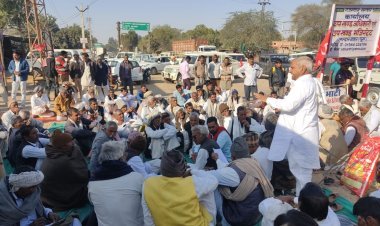 बिजली व बीमा क्लेम की मांग को लेकर किसान सभा ने दिया धरना