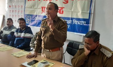 छात्राओं को सड़क सुरक्षा एवं ट्रैफिक नियमो की दी जानकारी