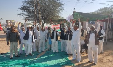 एसडीएम कार्यालय के आगे किसानों का धरना दूसरे दिन भी जारी, बिजली, बीमा क्लेम की मांग को लेकर किसान दे रहे हैं धरना 