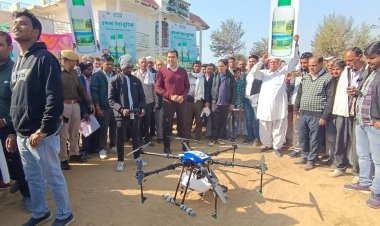 जिला कलक्टर ने कृषक रामकिशोर से कराया ड्रोन से नैनो यूरिया छिडकाव कार्य का शुभारम्भ