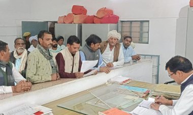 सरसों, गेहूं और चने की फसल में हुए नुकसान का सर्वे करवाने की मांग को लेकर किसानों ने एसडीएम को सौंपा ज्ञापन 