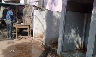 सार्वजनिक टॉयलेट की नही हो रही सफाई , गंदगी से अपने आप को कर रहा सुशोभित