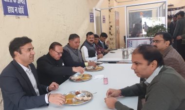 प्रभारी मंत्री डॉ. बी.डी कल्ला ने इंदिरा रसोई, इंदिरा गांधी शहरी रोजगार गारंटी योजना के कार्य स्थल व एसएमडी स्कूल का किया निरीक्षण 