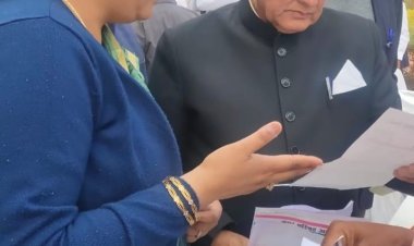 नगर निगम बनाने की मांग को लेकर प्रभारी मंत्री को सौपा ज्ञापन