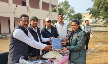 नैनिहालों को स्वेटर जूते स्कूल बैग और आईडी कार्ड  का किया वितरण