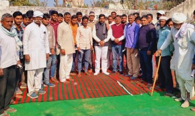 डोर टू डोर लोगों से किया जनसम्पर्क